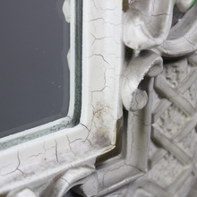 Carica l&#39;immagine nel visualizzatore di Gallery, Specchio Vintage con Cornice in Legno Bianco Panna e Dettagli Intagliati
