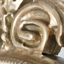 Carica l&#39;immagine nel visualizzatore di Gallery, Specchio Ovale Con Cornice in Legno Dorata
