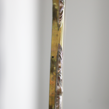 Carica l&#39;immagine nel visualizzatore di Gallery, Specchio con Bordo Ondulato Cornice in Ottone e Dettagli Stile Floreale &#39;900
