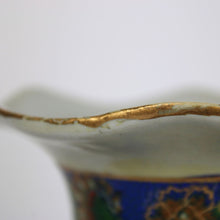 Carica l&#39;immagine nel visualizzatore di Gallery, Vaso Stile Satsuma Cinese Vintage Pavoni e Fiori con Manici Dorati &#39;70
