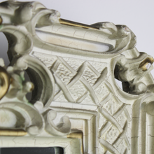 Carica l&#39;immagine nel visualizzatore di Gallery, Specchio Vintage con Cornice in Legno Bianco Panna e Dettagli Intagliati
