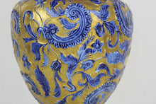 Carica l&#39;immagine nel visualizzatore di Gallery, Lampada in porcellana dipinta a mano del XX secolo

