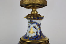 Carica l&#39;immagine nel visualizzatore di Gallery, Lampada in porcellana dipinta a mano del XX secolo
