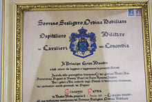 Carica l&#39;immagine nel visualizzatore di Gallery, Diploma Nobiliare Incorniciato Sovrano Scaligero Ordine Ospitaliero Militare dei Cavalieri della Concordia anni 50&#39;

