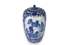 Carica l'immagine nel visualizzatore di Gallery, Vaso in Porcellana Cinese Blu e Bianca Dipinto a Mano Scena Paesaggio Montano e Floreale Decorazione Vintage

