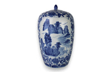 Carica l'immagine nel visualizzatore di Gallery, Vaso in Porcellana Cinese Blu e Bianca Dipinto a Mano Scena Paesaggio Montano e Floreale Decorazione Vintage
