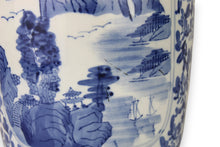 Carica l'immagine nel visualizzatore di Gallery, Vaso in Porcellana Cinese Blu e Bianca Dipinto a Mano Scena Paesaggio Montano e Floreale Decorazione Vintage
