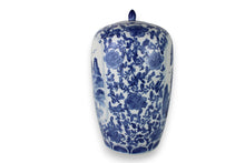 Carica l'immagine nel visualizzatore di Gallery, Vaso in Porcellana Cinese Blu e Bianca Dipinto a Mano Scena Paesaggio Montano e Floreale Decorazione Vintage
