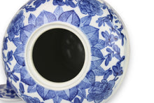 Carica l'immagine nel visualizzatore di Gallery, Vaso in Porcellana Cinese Blu e Bianca Dipinto a Mano Scena Paesaggio Montano e Floreale Decorazione Vintage

