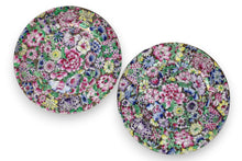 Carica l'immagine nel visualizzatore di Gallery, Coppia di Piatti Decorativi Famille Rose Stile Millefiori FABRICADO EN MACAU Porcellana Cinese Vintage
