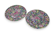 Carica l'immagine nel visualizzatore di Gallery, Coppia di Piatti Decorativi Famille Rose Stile Millefiori FABRICADO EN MACAU Porcellana Cinese Vintage
