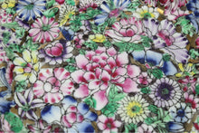 Carica l'immagine nel visualizzatore di Gallery, Coppia di Piatti Decorativi Famille Rose Stile Millefiori FABRICADO EN MACAU Porcellana Cinese Vintage

