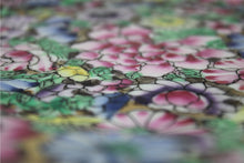 Carica l'immagine nel visualizzatore di Gallery, Coppia di Piatti Decorativi Famille Rose Stile Millefiori FABRICADO EN MACAU Porcellana Cinese Vintage

