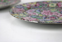 Carica l'immagine nel visualizzatore di Gallery, Coppia di Piatti Decorativi Famille Rose Stile Millefiori FABRICADO EN MACAU Porcellana Cinese Vintage
