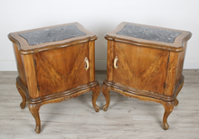 Carica l&#39;immagine nel visualizzatore di Gallery, Coppia di Comodini in Legno di Noce Anni &#39;40 con Piano in Marmo

