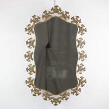Carica l'immagine nel visualizzatore di Gallery, Specchio con Bordo Ondulato Cornice in Ottone e Dettagli Stile Floreale '900
