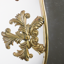 Carica l'immagine nel visualizzatore di Gallery, Specchio con Bordo Ondulato Cornice in Ottone e Dettagli Stile Floreale '900
