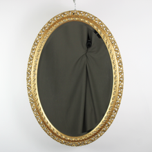 Carica l&#39;immagine nel visualizzatore di Gallery, Specchio Ovale con Cornice in Legno Dorata &#39;900
