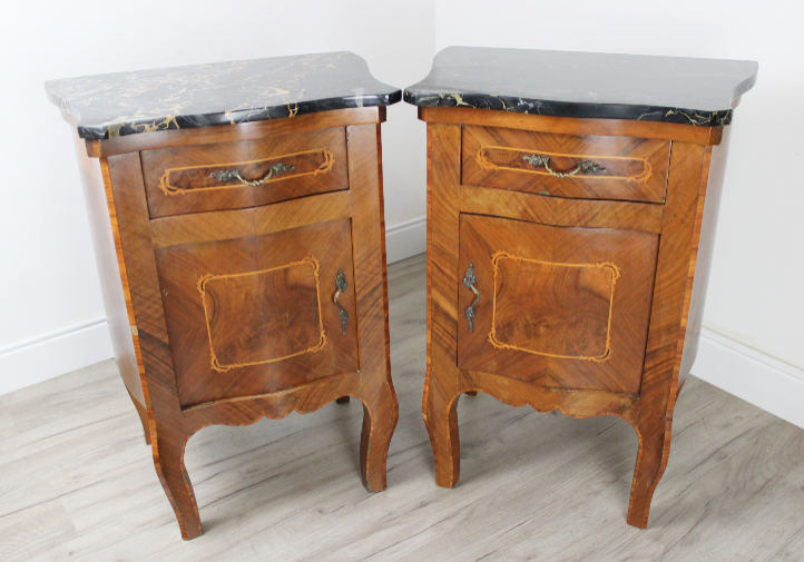 Coppia di comodini in legno in stile Luigi XVI