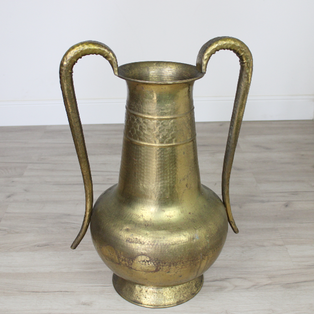 Anfora vintage a due manici in Ottone Battuto anni '50