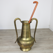 Carica l&#39;immagine nel visualizzatore di Gallery, Anfora vintage a due manici in Ottone Battuto anni &#39;50
