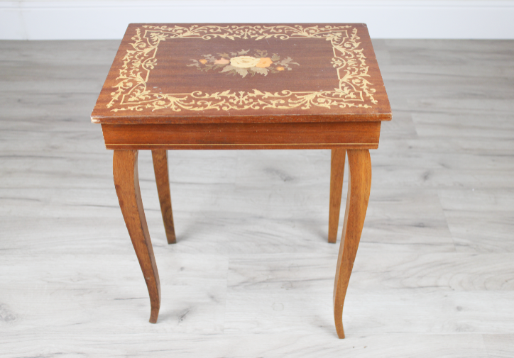 Tavolino con Carillon in legno e piano intarsiato