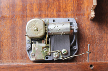 Carica l&#39;immagine nel visualizzatore di Gallery, Tavolino con Carillon in legno e piano intarsiato
