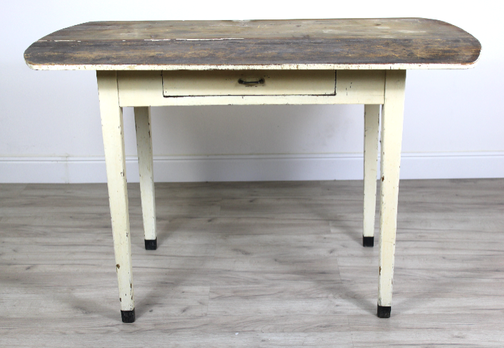 Tavolo rustico vintage di colore bianco