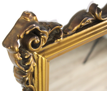 Carica l'immagine nel visualizzatore di Gallery, Specchiera da appoggio con cornice in legno dorata
