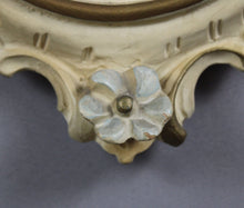Carica l&#39;immagine nel visualizzatore di Gallery, Specchio Vintage con Cornice in Legno Bianco Panna Intarsiata D&#39;Epoca 900 Design
