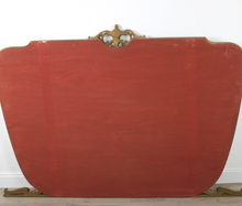 Carica l&#39;immagine nel visualizzatore di Gallery, Grande Specchiera con Cornice in Legno Dorata Vintage
