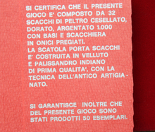 Carica l&#39;immagine nel visualizzatore di Gallery, Tavolino con scacchiera e valigetta con pedine
