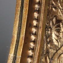 Carica l&#39;immagine nel visualizzatore di Gallery, Specchio ovale con cornice in legno dorata d&#39;epoca 1800
