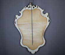 Carica l&#39;immagine nel visualizzatore di Gallery, Specchio Vintage con Cornice in Legno Bianco Panna Intarsiata D&#39;Epoca 900 Design
