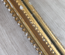 Carica l&#39;immagine nel visualizzatore di Gallery, Grande Specchiera con Cornice in Legno Dorata Vintage
