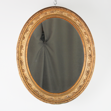 Carica l&#39;immagine nel visualizzatore di Gallery, Specchio ovale con cornice in legno dorata d&#39;epoca 1800
