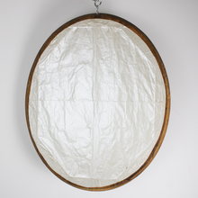 Carica l&#39;immagine nel visualizzatore di Gallery, Specchio ovale con cornice in legno dorata d&#39;epoca 1800
