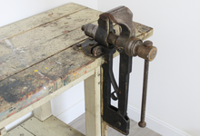 Carica l&#39;immagine nel visualizzatore di Gallery, Antico tavolo del falegname con morsa

