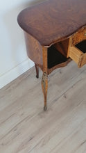 Carica e avvia il video nel visualizzatore di galleria, Coppia di comodini vintage in stile Luigi XV

