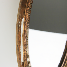 Carica l&#39;immagine nel visualizzatore di Gallery, Specchio ovale con cornice in legno dorata d&#39;epoca 1800
