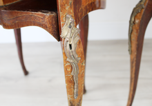 Carica l&#39;immagine nel visualizzatore di Gallery, Coppia di comodini vintage in stile Luigi XV
