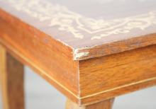 Carica l&#39;immagine nel visualizzatore di Gallery, Tavolino con Carillon in legno e piano intarsiato
