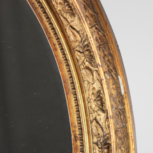 Carica l&#39;immagine nel visualizzatore di Gallery, Specchio ovale con cornice in legno dorata d&#39;epoca 1800
