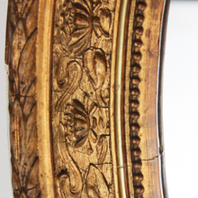 Carica l&#39;immagine nel visualizzatore di Gallery, Specchio ovale con cornice in legno dorata d&#39;epoca 1800
