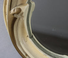Carica l&#39;immagine nel visualizzatore di Gallery, Specchio Vintage con Cornice in Legno Bianco Panna Intarsiata D&#39;Epoca 900 Design
