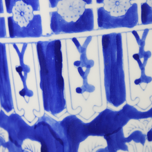 Carica l&#39;immagine nel visualizzatore di Gallery, Portaombrelli esagonale vintage in porcellana
