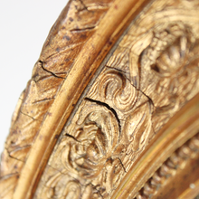 Carica l&#39;immagine nel visualizzatore di Gallery, Specchio ovale con cornice in legno dorata d&#39;epoca 1800
