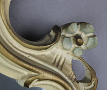 Carica l&#39;immagine nel visualizzatore di Gallery, Specchio Vintage con Cornice in Legno Bianco Panna Intarsiata D&#39;Epoca 900 Design
