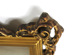 Carica l&#39;immagine nel visualizzatore di Gallery, Specchiera da appoggio con cornice in legno dorata
