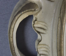Carica l&#39;immagine nel visualizzatore di Gallery, Specchio Vintage con Cornice in Legno Bianco Panna Intarsiata D&#39;Epoca 900 Design
